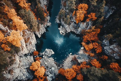 峡谷秋色映碧水
