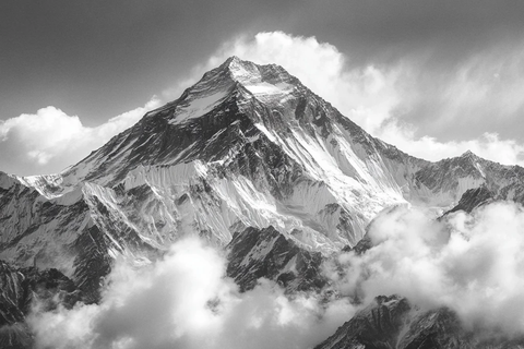 黑白云雾中的珠峰