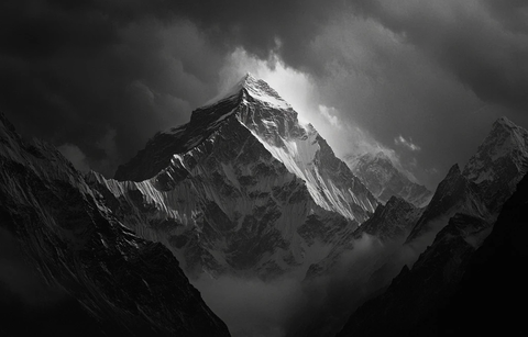 霞光映照的雪峰