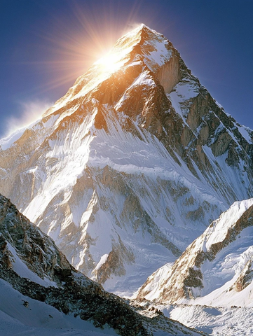阳光照耀的雪山