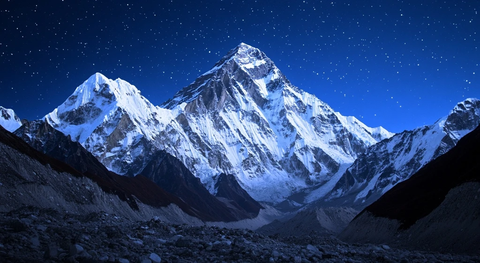 星空下的巍峨雪山