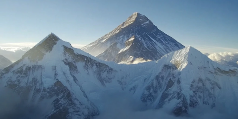 航拍视角的壮丽雪山