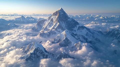云海中的巍峨山峰