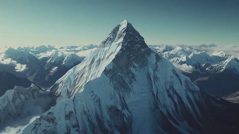 巍峨雪山的壮丽全景