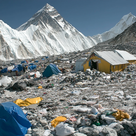 珠峰下的营地与垃圾