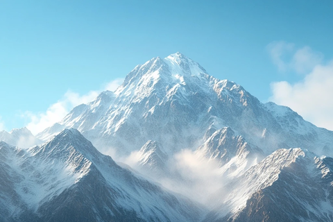 蓝天映衬下的雪山