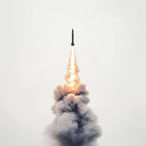 导弹飞越天空白色背景
