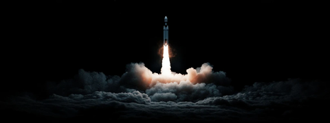 火箭升空烟云缭绕