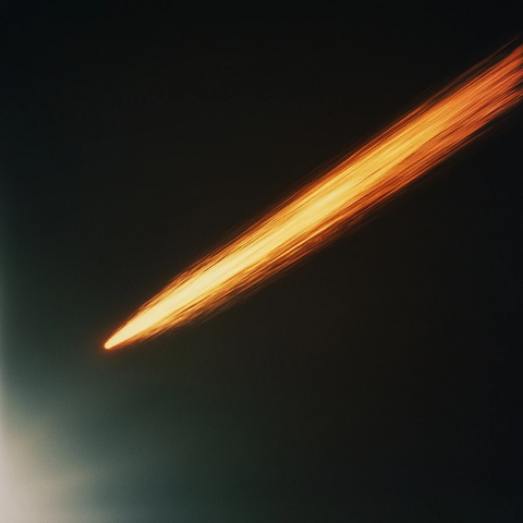 彗星划过黑色夜空