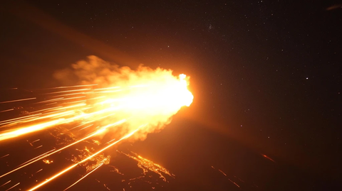 火球划过大气层留下火焰轨迹