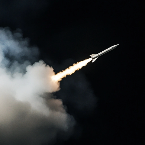 小型白色导弹空中飞行