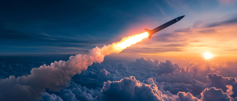 火箭穿越云层升空