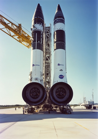 白色火箭与黑色燃料罐