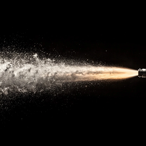 高压水柱喷射黑背景