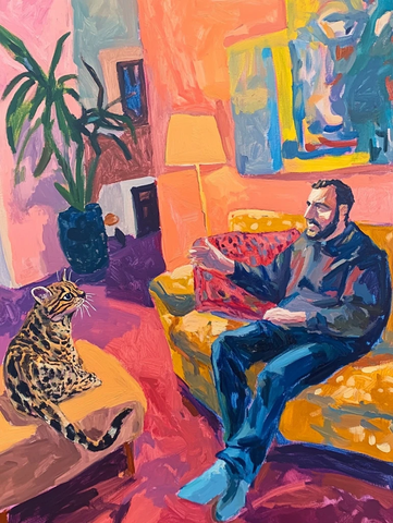 男士与小豹猫沙发对话