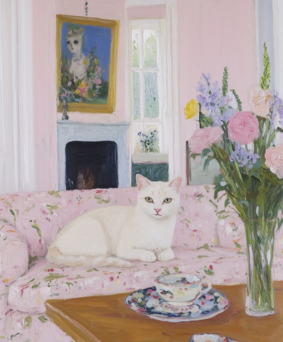 猫坐在花卉沙发上