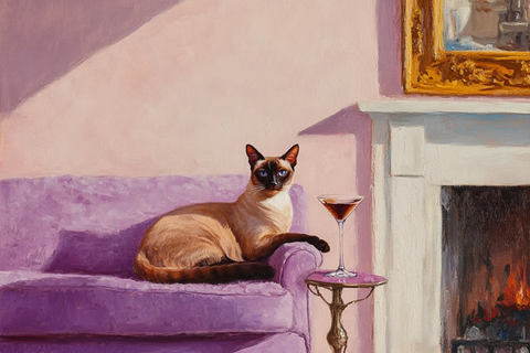 暹罗猫坐在薰衣草沙发上