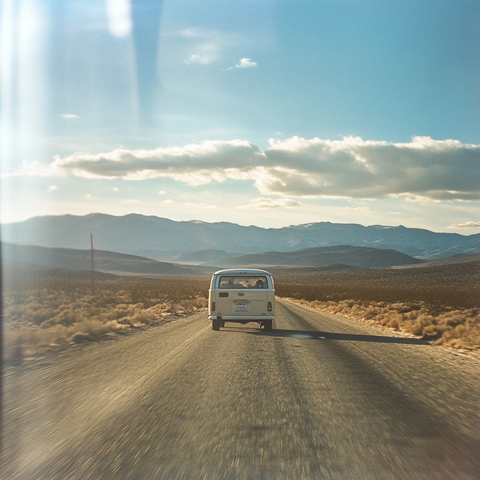 旧式小货车行驶在路上