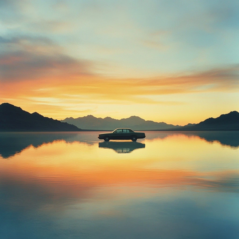 湖中停车夕阳映照