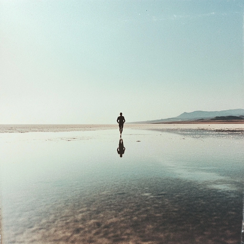 人影掠过水面盐田