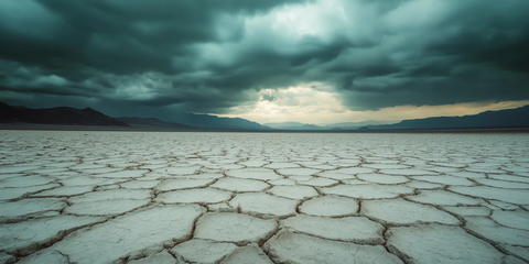广阔沙丘低云笼罩