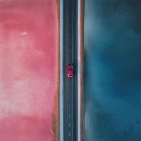 道路分隔沙地和水源