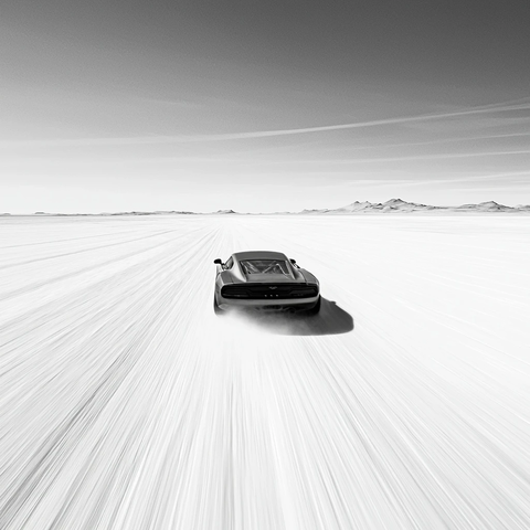 赛车疾驰白色沙漠