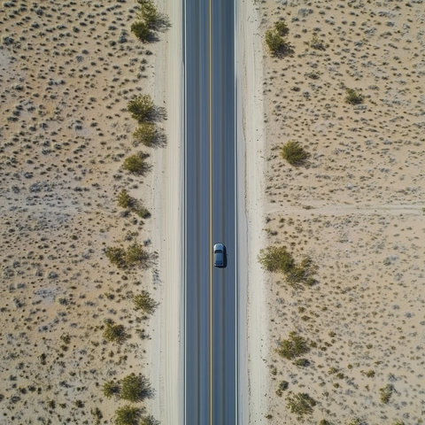 沙漠道路左车道单辆汽车
