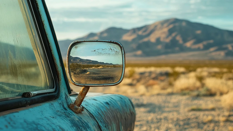 旧车后视镜与车身特写