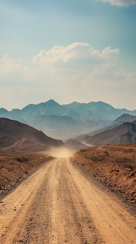 尘土飞扬的碎石山路