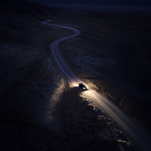 沙漠道路上的车灯轨迹