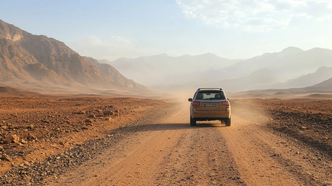 沙漠公路上的汽车