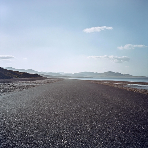 海滩平坦水面波光