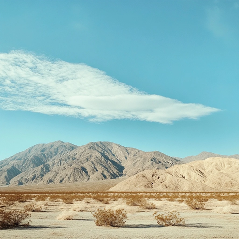 甜点山脉蓝色天空