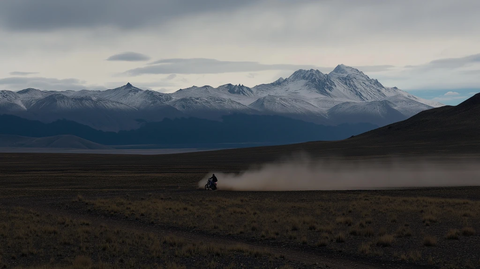 骑手摩托穿越尘土景观