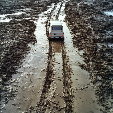越野车驶过泥地留下车辙