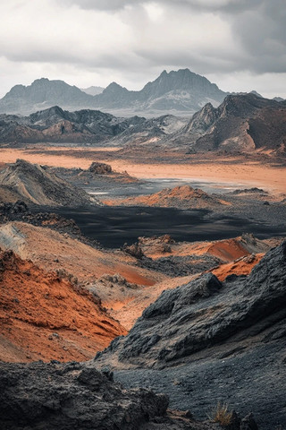 沙漠荒原红黑土山脉