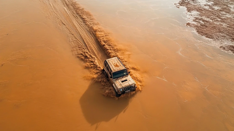 越野车行驶在盐湖上