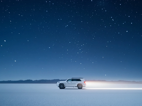 夜间盐滩车灯轨迹