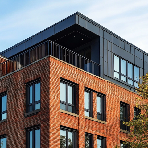 红砖建筑与黑色金属细节