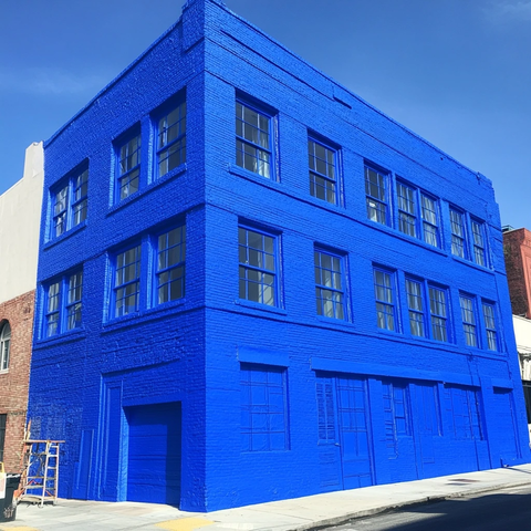 蓝色橡胶包裹建筑外观