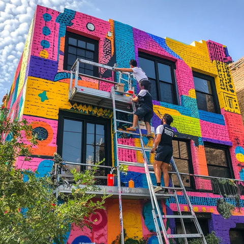 年轻人装饰家居笑容满面