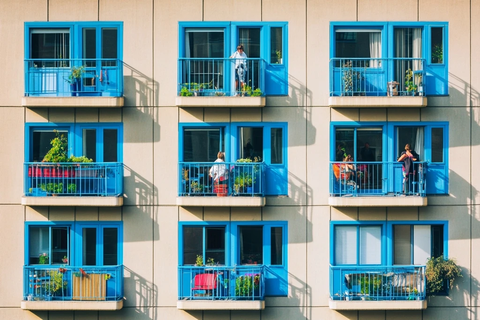 蓝色门窗公寓阳台细节