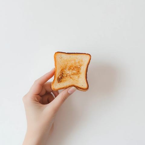 女人手抓小片吐司