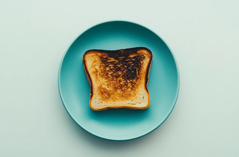 蓝盘上的烧焦吐司