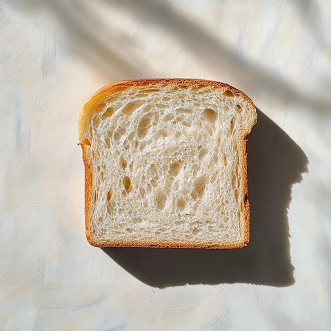 方形切片酸面包白色背景