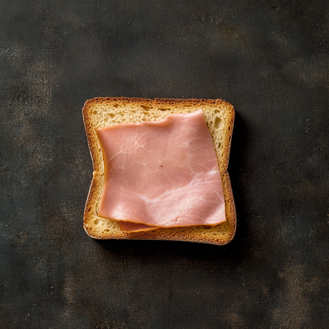 方形面包片与火腿片
