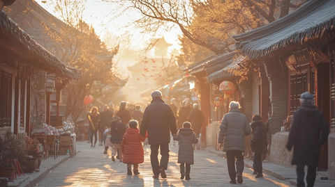 古镇小巷中人们悠闲散步的温馨场景