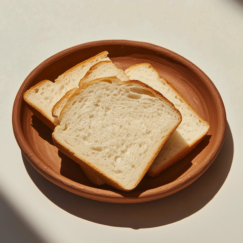 白面包片置于陶土盘