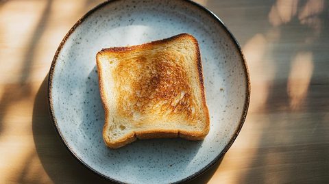 餐桌上的一片吐司